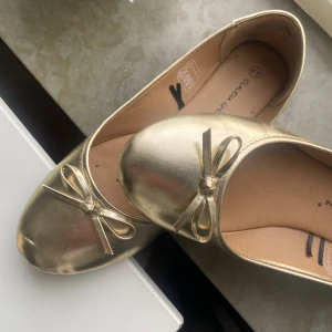 Guldiga ballerinaskor  - Jättecoola guldiga ballerinaskor som inte kommer till användning. Dom är använda fåtalet gånger men vänsterskon har lite småmärken, vilket knappt syns när man har dom på sig. Lite fula på insidan men inte pågrund av att dom är slitna utan skicket är bra🌺