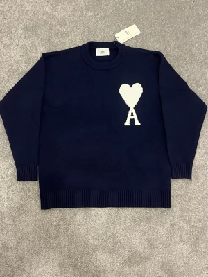 Mörkblå stickad tröja från Ami Paris - Storlek: small skick: helt ny bredd 49 cm längd 66 cm och sleeve längd 48 cm kom gärna privat innan köp. 