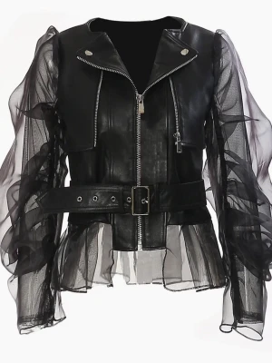 Svart skinnjacka med meshärmar - Unik svart skinnjacka med transparenta meshärmar och volangdetaljer. Jackan har dragkedja framtill, bred bälte i midjan och coola silvriga knappar. Materialmix av konstläder och mesh ger en edgy look som sticker ut.