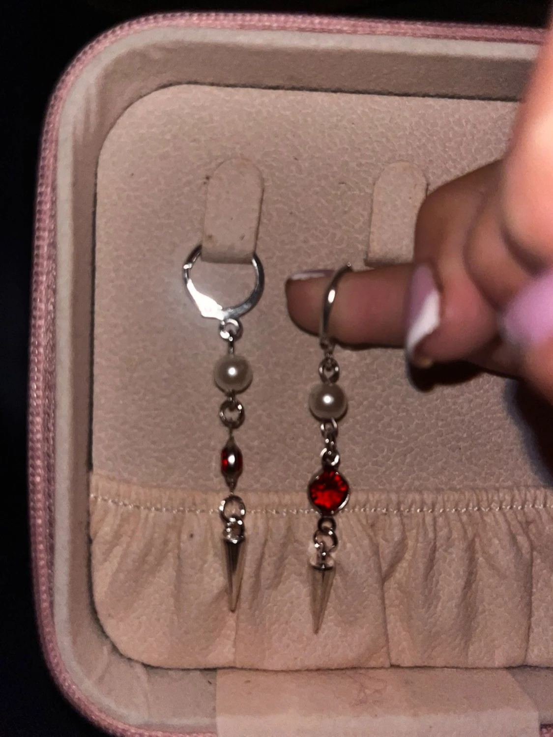 Silvriga örhängen med pärlor och röd sten