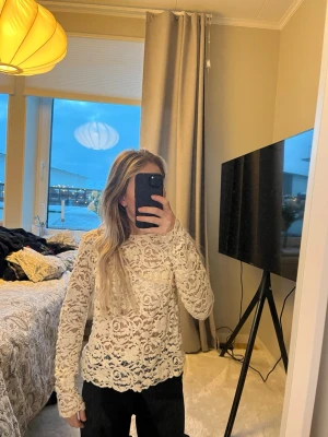 Vit spetsblus med lång ärm från H&M - Superfin vit blus från H&M i spets med lång ärm och rund hals. 