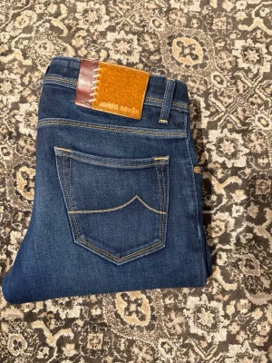Jacob Cohen Nick jeans mörkblå - Snygga mörkblå jeans från Jacob Cohën i modellen Nick. Storlek 32. De är i mycket bra skick. Om du har frågor, tveka inte att höra av dig!