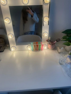 Grå stickad tröja med lös passform - Mysig grå stickad tröja med lös och avslappnad passform. Tröjan har långa ärmar och en enkel, stilren design som passar perfekt till jeans. Perfekt för dig som gillar en casual och bekväm stil.