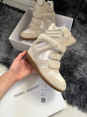 (39) Isabel Marant vita/krämfärgade snöstövlar - Size 39. Condition: just as new. 100% real, authenticated through Vestitiaire Collective :)