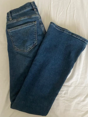 Ett par snygga mörkblåa bootcut jeans💕 - Säljer ett par mörkblåa jeans från Gina. Jeansen är ganska nya och jag har använt dom cirka 3 gånger. 