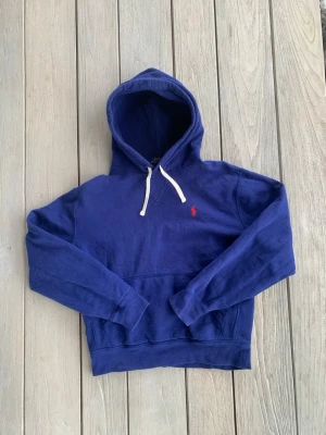 Ralph Lauren - Hej säljer denna snygga hoodie från Ralph Lauren, den är i väldigt bra skick, ser ut som att vara ny, storleken är small, den är liten i storleken så den passar bra om man vanligtvis har small eller xs. Hör av dig vid frågor och funderingar 