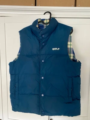 Golf Wang reversible dunväst - Sparsamt använd dunväst från Golf Wang (Tyler the Creator’s klädmärke) som går att använda på båda hållen. Mycket fint skick.