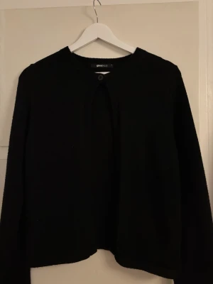 Svart kofta från Gina Tricot - En enkel och stilren svart kofta från Gina Tricot. Använd fåtal gånger, pris kan diskuteras!