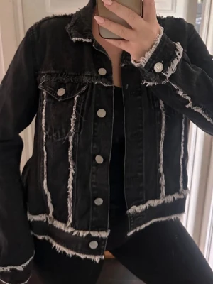 Jeansjacka - Jeansjacka från weekday. Den är i superfint skick.  