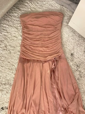 Ljusrosa axelbandslös klänning - Inga defekter 
