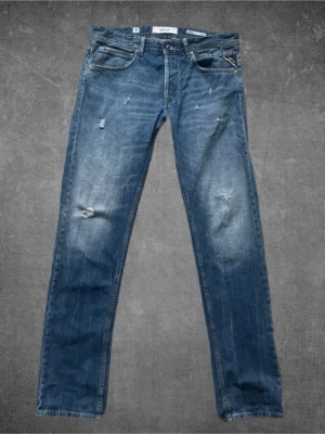 Replay Grover Blå Slitna Jeans - Snygga blå jeans från Replay med slitningar och lätt distressed look. Mycket bra skick | Modell: Replay Grover | Storlek: 32/32 | Tveka inte att höra av vid funderingar!😊