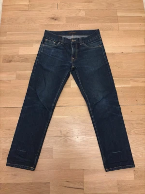 Mörkblå jeans från Nudie Jeans - Snygga mörkblå selvedge jeans från Nudie Jeans.  Modellen på jeansen är gritty jacskon med en mer rak passform. hör av er om ni har mer frågor!