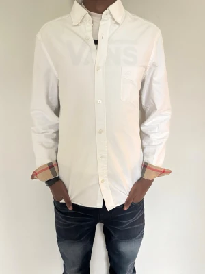 Vit burberry skjorta - Säljer denna feta Burberry skjortan med burberry mönster i slutet på armarna och inne i kragen. Skjortan är i storlek S. Den är helt ny utan några defekter. Skriv ifall du har några funderingar