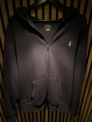  Polo Ralph Lauren zip hoodie  - Tjena! Säljer nu min zip hoodie från Ralph Lauren i storlek L men funkar även till M, skriv för minsta fundering 💭 