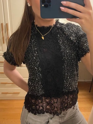 Topp med spetsdetaljer - Så snygg stickad topp med spetsdetaljer och fransiga ärmar och vid halsen, från Zara men slutsåld💞
