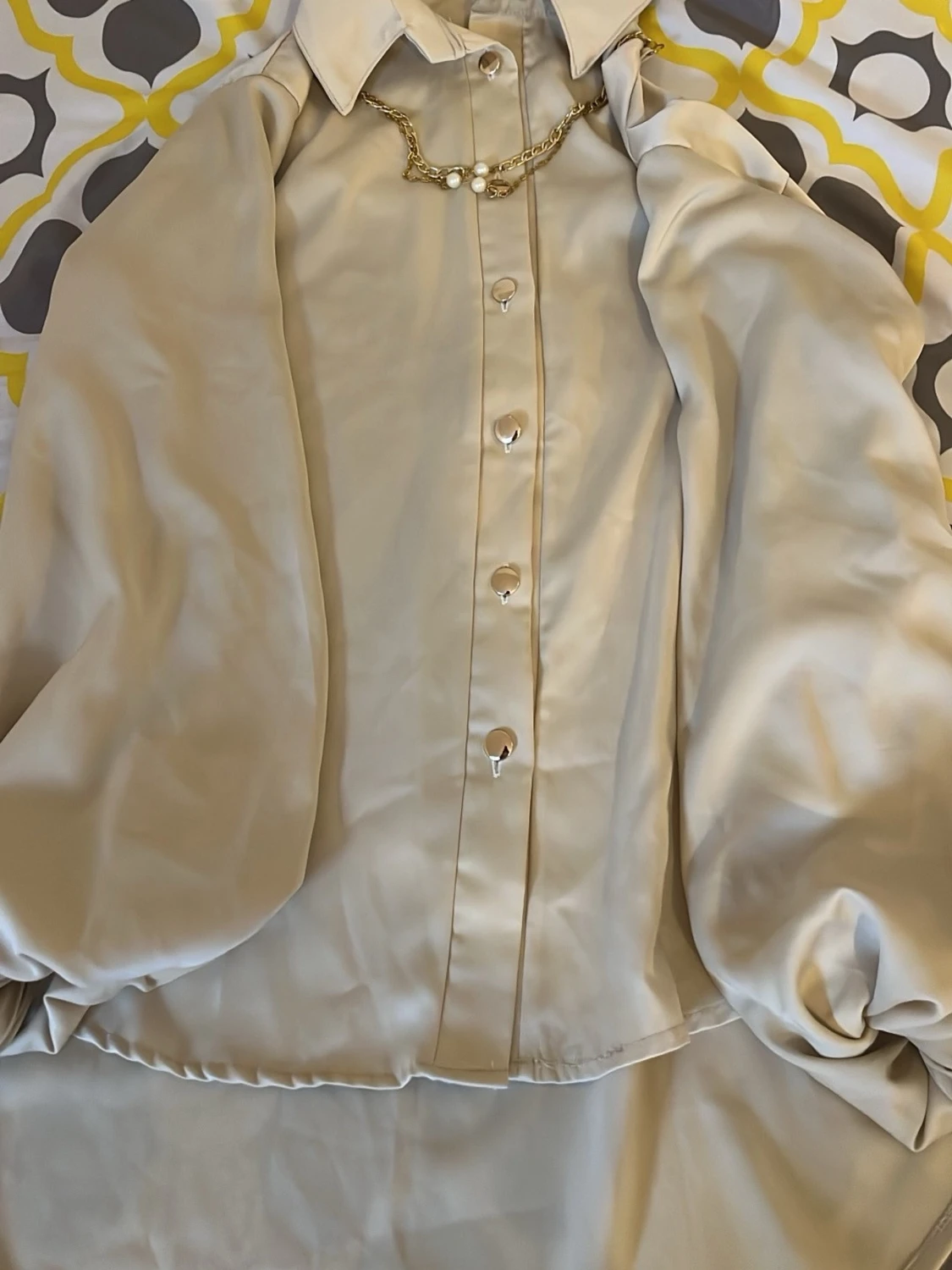 Beige satinskjorta med puffärm