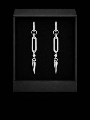 Silvriga statement örhängen med spikes - Snygga örhängen i silverfärg med avlånga länkar, små pärldetaljer och spetsiga spikes. Modern design som ger en edgy känsla till din stil. Perfekta för dig som gillar att sticka ut med dina accessoarer.