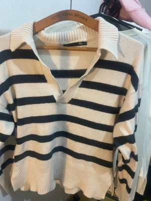 Randig stickad tröja  - Snygg stickad tröja med breda marinblå och vita ränder. 