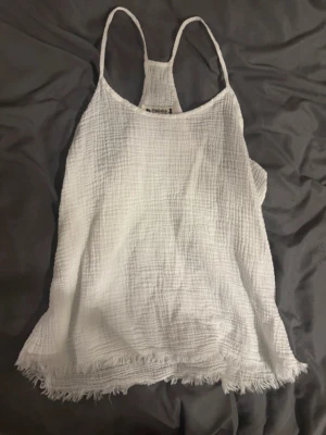 White summer top - It’s pretty oversized so if you want it smaller you’ll have to adjust it yourself #summer #summervibes #summertop #whitetop #summerclothes #linen #linenshirt