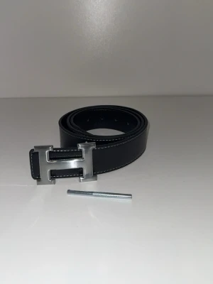 Svart Bälte  - Säljer ett helt nytt bälte oanvänd, storlek 110 cm. Fraktar snabbt inom 24h efter köp. Skriv gärna vid fler frågor eller bilder. 