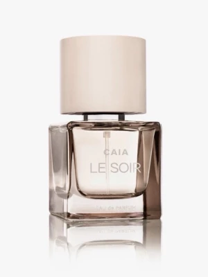 CAIA Le Soir Eau de Parfum 50ml. - Le Soir från CAIA är en elegant parfym i en stilren, fyrkantig glasflaska med ljusbeige lock. Doften har toppnoter av mandarin, svartvinbär och rosa peppar, hjärtnoter av jasmin, karamell och apelsinblomma samt basnoter av guaiacträ, vanilj och amber. Nypris, 595kr. Knappt använd(se bild 3-4)då det var en födelsedagspresent.