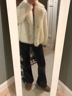 Vit fluffig pälsjacka från Zara - Säljer en fluffig vit pälsjacka med krage och rak passform. Inköpt från Zara förra året. Har endast använt ett fåtals gånger dock har den fått  sminkfläcklar på kragen som jag inte försökt få bort.