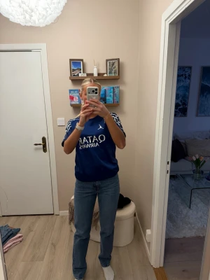 Levi's raka blå jeans 70’s - Klassiska blå jeans från Levi's 70s med rak passform och hög midja. Storlek 26. Mörkblå levisjeans i rak form. Fint skick! Jag är 172cm och brukar ha storlek s/36 