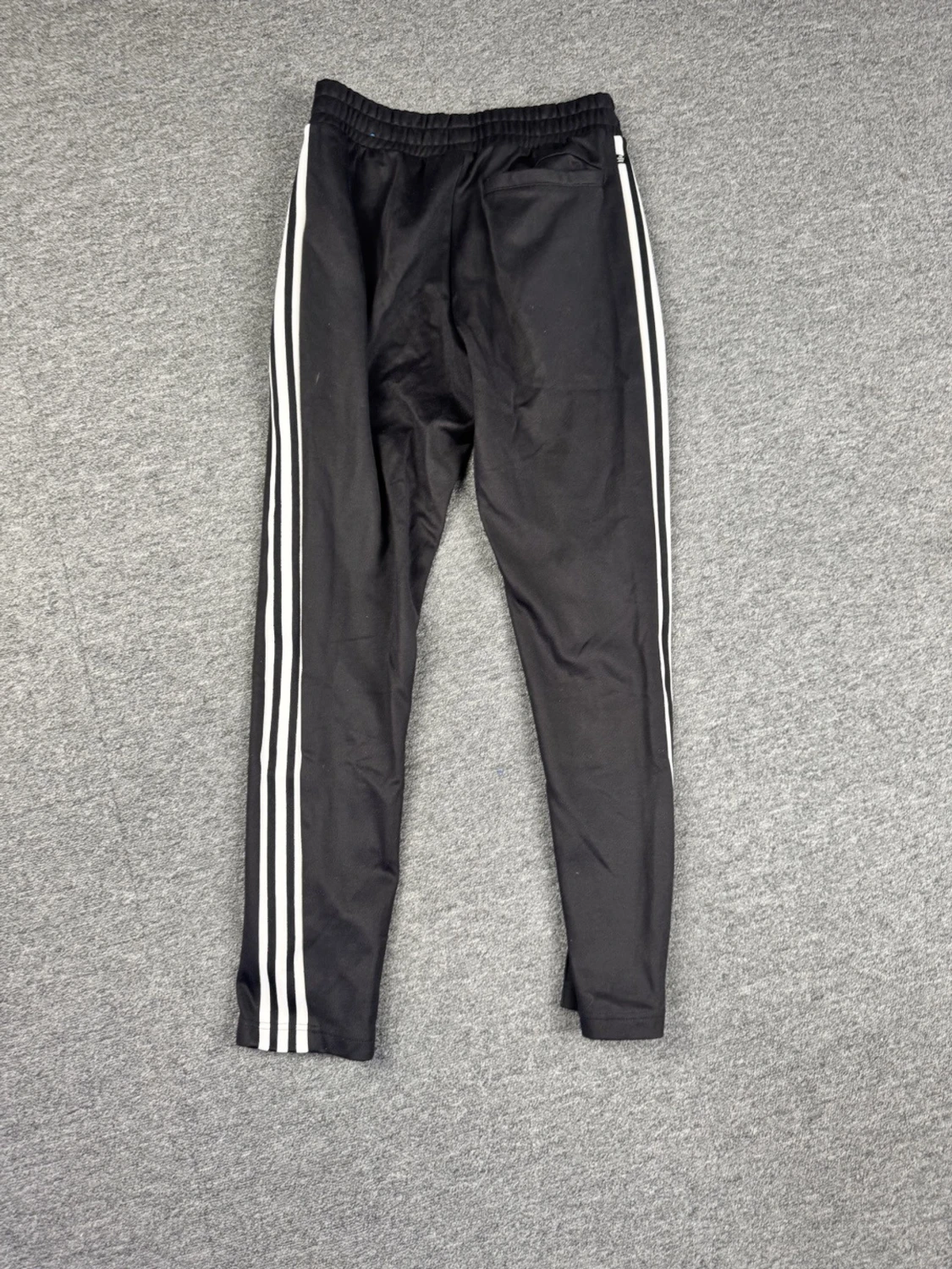 Svarta Adidas mjukisbyxor med vita ränder - 1