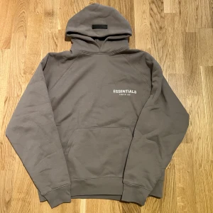 Essentials Hoodie - Helt ny Essentials tröja för män, Aldrig använd helt ny och fräsch. Storlek S men passar även M. Väldigt skön och bekväm hoodie, rekommenderar starkt.  Tröjan är Köpt för 1499 Kronor PRIS KAN DISKUTERAS!