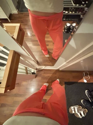 Korallrosa mjukisbyxor  - Snygga korallrosa mjukisbyxor med resår och dragsko i midjan. Byxorna har raka ben och är tillverkade i ett mjukt och bekvämt material, perfekta för en avslappnad stil. Passar dig som gillar färg och vill ha något chill att hänga i. Långa i benen 🥰🪸🦩🫧