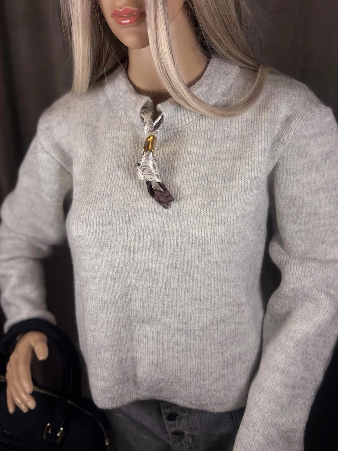 Ljusgrå stickad tröja med scarfdetalj M-L