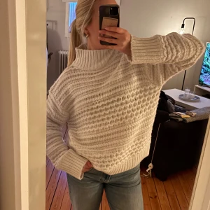 Vit stickad tröja - Vit stickad tröja med låg polokrage. Storlek S.🩷                   Okänt märke, men aldrig använd så lappen är kvar!