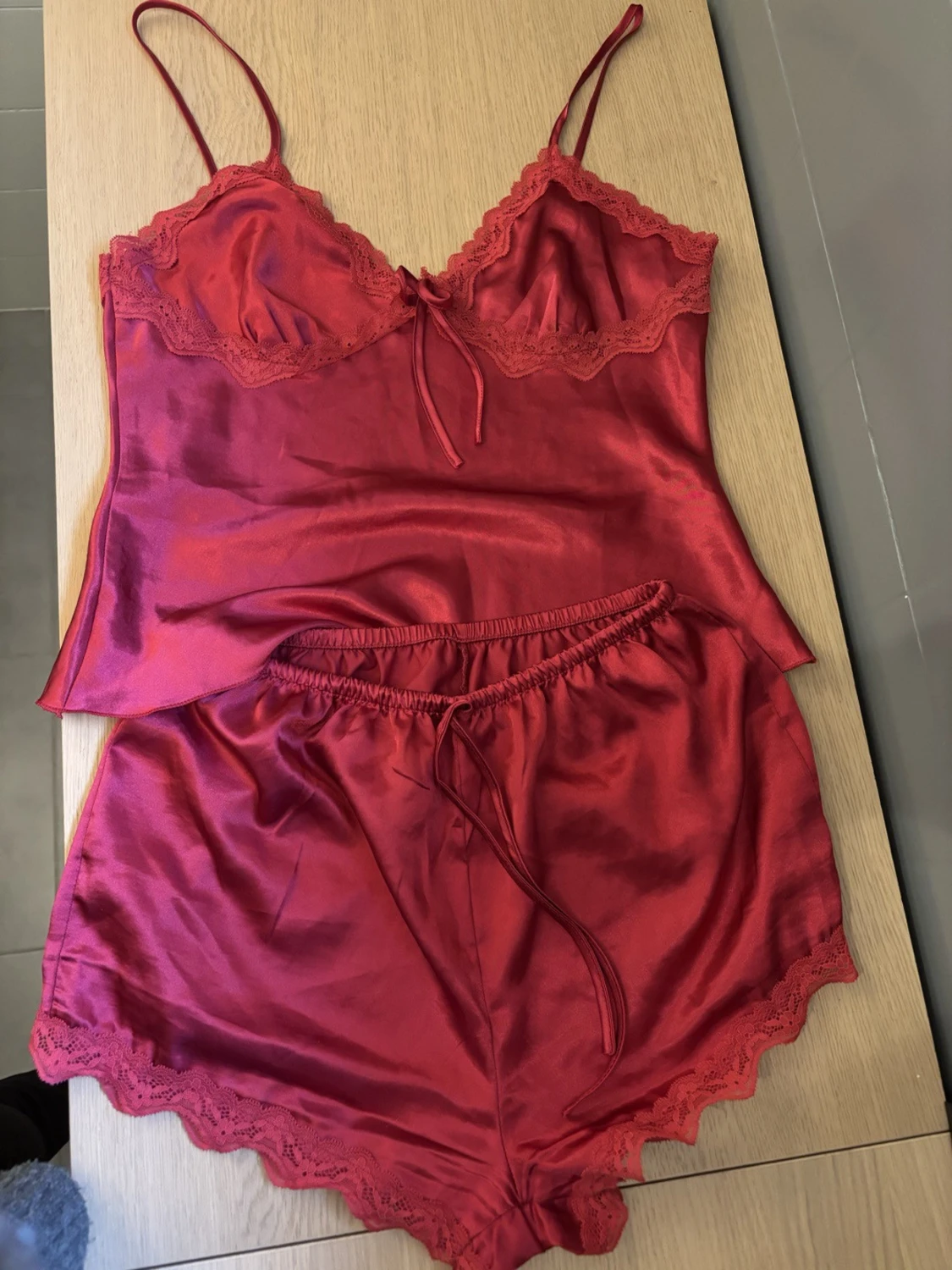 Rött satinsovset med spetsdetaljer