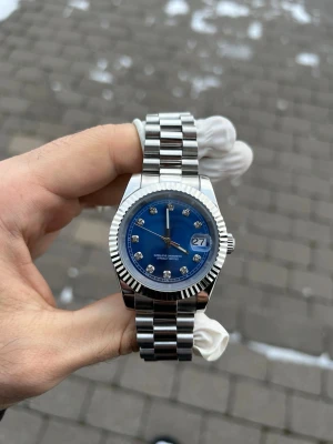 Silverfärgad klocka med blå urtavla - Automatiskt ur, stainless steel band, fulla länkar, safirglas. Egenbyggd klocka. Detaljer på insidan. 