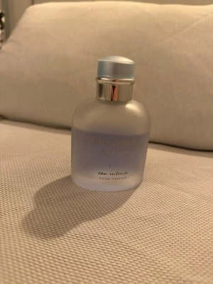 Dolce & Gabbana Light Blue EDP - Dolce & Gabbana Light Blue Eau Intense Pour Homme 100ml med circa 70% kvar. Perfekt för dig som gillar fräscha och maskulina dofter. Nypris 1100kr 