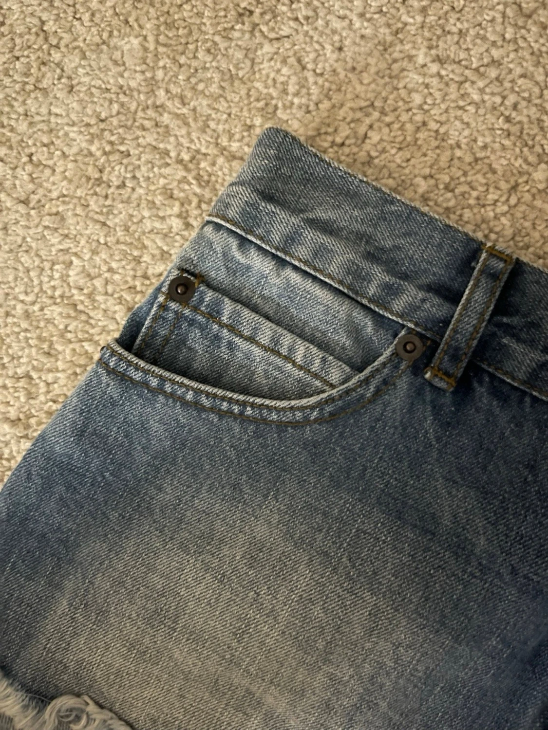 Blå jeansshorts med fransig kant - 2