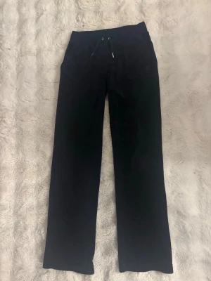 Mörkblå juicy couture byxor  - Mörkblåa juicy couture byxor i storlek xs! Super mysiga i sammets material💗