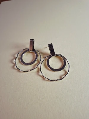 Cirkelörhängen - Fler fina accessoarer finns på min profil 💍  More exquisite accessories on my profile listings.