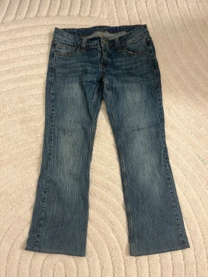 Brandy Melville jeans - Säljer då de inte kommer till användning. Har ingen aning om vad det är för modell då jag köpte dessa för några år sen. De är uppsydda då de var för långa för mig (jag är 155 cm lång).