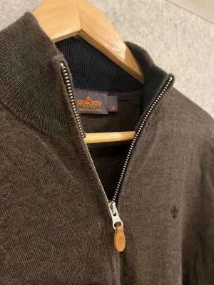 Morris Full zip Cardigan merinoull  - Tjena säljer denna jättesnygga Morris full zip tröjan i merinoull till ett riktigt schysst pris. Står M och skulle säga att den passar true to size, S/M också. Skriv gärna vid intresse.