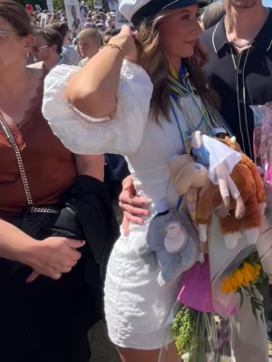 Student klänning  - Kollar intresset på min studentklänning från show po. Endast använd en gång under studenten. Ser helt ny ut. Den har inga fläckar, skador eller något liknande. Den är i storlek 36 och tycker den är perfekt i storlek, varken mindre eller större. Kontakta mig för fler frågor. 