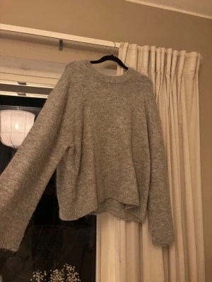 Grå stickad tröja från Gina Tricot - Basic stickad tröja i ljusgrå 💘