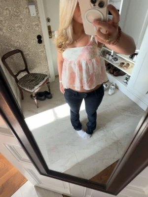 Mörkblå raka jeans - Snygga mörkblå jeans ifrån LTB. Säljer pga inte kommer till användning längre. Strl 27/32 jätte fint skick