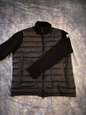 Moncler cardigan - Hej, säljer nu denna feta Moncler cardigan perfekt för vår sommar och höst! Den är i väldigt bra skick. Om ni har ytterligare frågor så fråga gärna på!