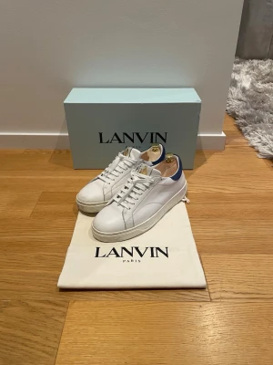Lanvin skor - Tjena! Säljer nu dessa Lanvin skor. Storlek 42. Skick 8/10. Nypris på dessa är ca 4500 och mitt pris 2299, (pris kan diskuteras vid snabb affär). Hör gärna av er vid minsta fundering/fråga. MVH JL Sellout 