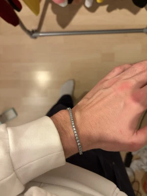 Moissanite armband - Moissanite armband i ljusblå, använd någon gång, går igenom alla Diamond testers, dm vid frågor