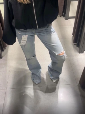 Low Rise jeans - Jättesnygga populära lågmidjade jeans från Zara, för långa på mig som är ca 164 cm💕postar samma dag, 