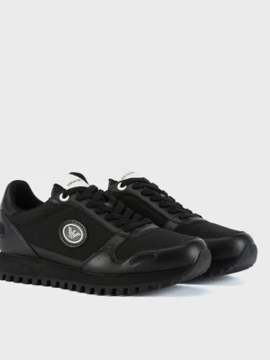 Svarta sneakers från Emporio Armani - Stilrena svarta sneakers från Emporio Armani med rund tå, svart sula och snörning. Skorna har en mix av textil och läderdetaljer samt en ikonisk logga på sidan. Perfekta för dig som gillar en clean och sportig look.