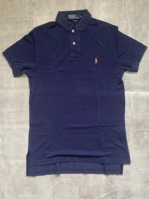 Mörkblå Polo Ralph Lauren pike  - Jag Säljer en fet pike från Polo Ralph Lauren| skicket på tröjan är bra 8/10 | storlek S | ny pris 2000: mitt pris är 349 | skriv vid frågor och funderingar       