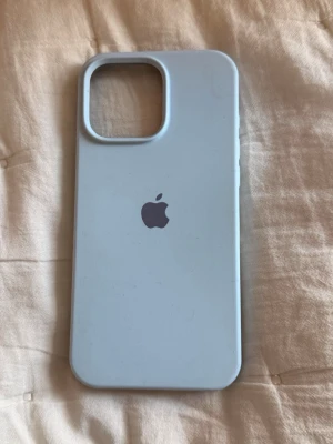 Ljusblått iPhone 16 PRO max skal  - Snyggt ljusblått mobilskal till iPhone 16 Pro Max. Skalet är gjort i mjukt silikon med en slät yta och har en stor öppning för kameran. Insidan är klädd i mjukt material för extra skydd. Perfekt för dig som vill ha ett stilrent och enkelt skydd till mobilen. Har bara testat och har haft den på mobilen en gång. 